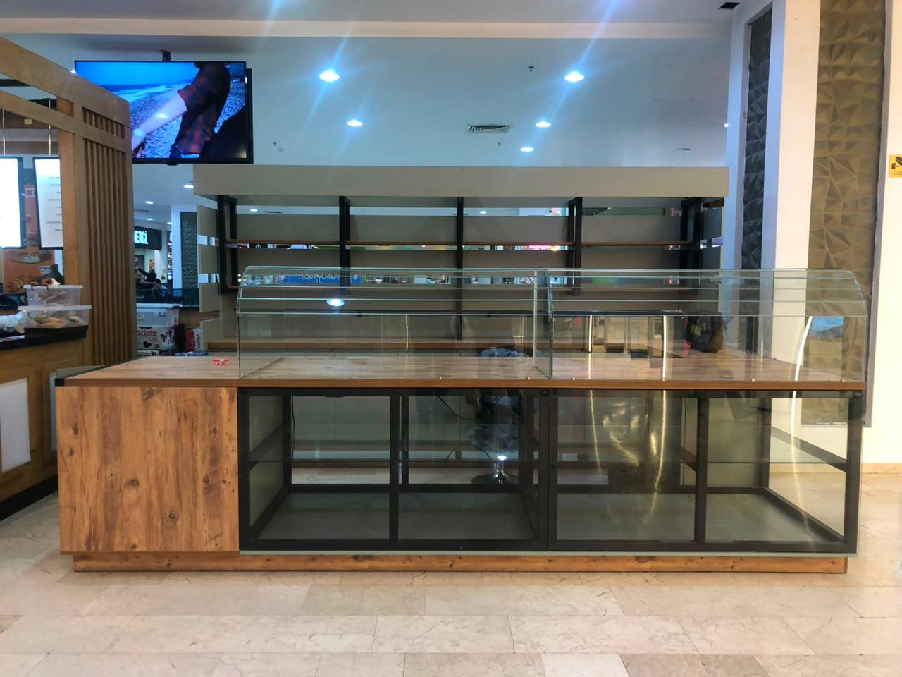 Стенд для продажи сладостей и кофе 3,80 × 2,50 м