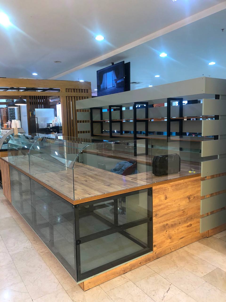 Стенд для продажи сладостей и кофе 3,80 × 2,50 м