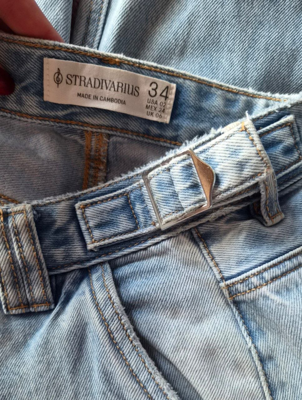 Джинсы Stradivarius светло-голубые с заворотом