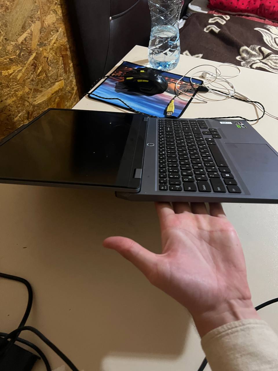 Игровой ноутбук Lenovo LOQ 15ARP9 (83JC00LBRK)