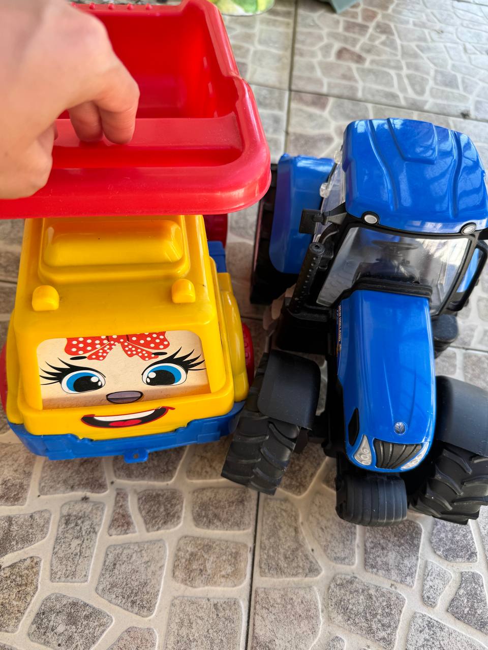 Игрушечный трактор