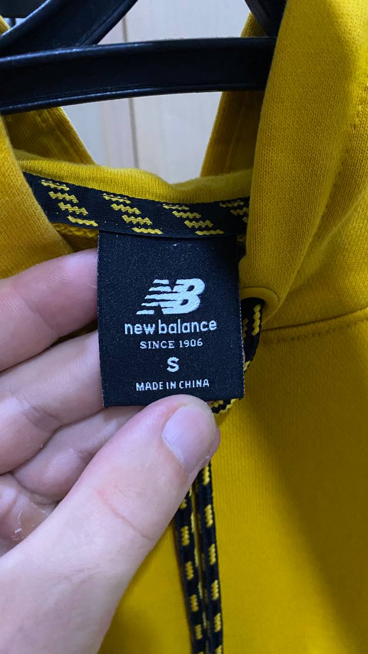 Худи New Balance с капюшоном