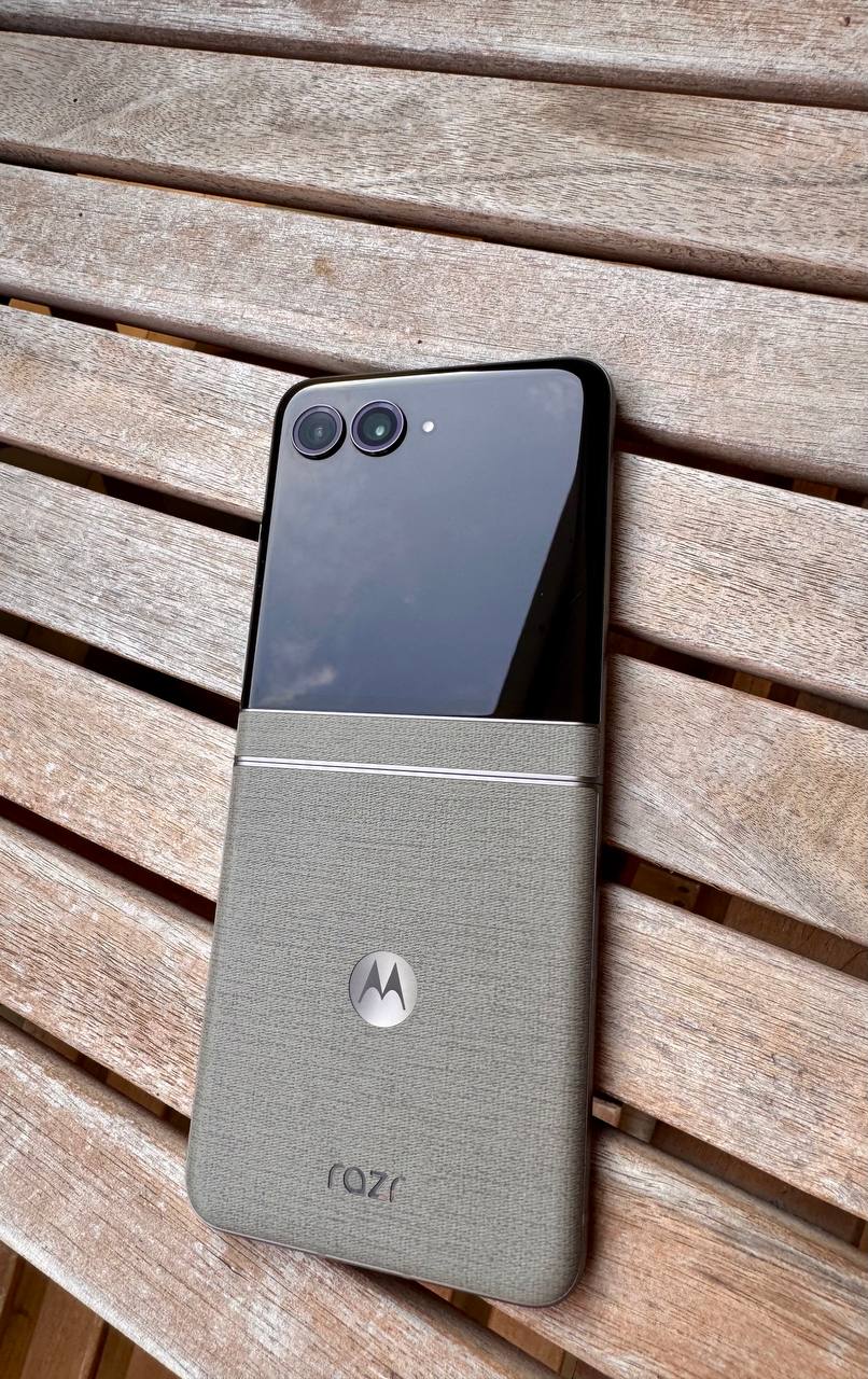 Смартфон Motorola RAZR 70 5G 8/256GB Pantone Hematite