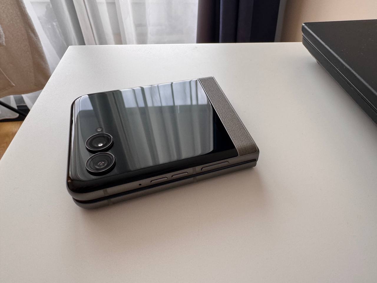 Смартфон Motorola RAZR 70 5G 8/256GB Pantone Hematite