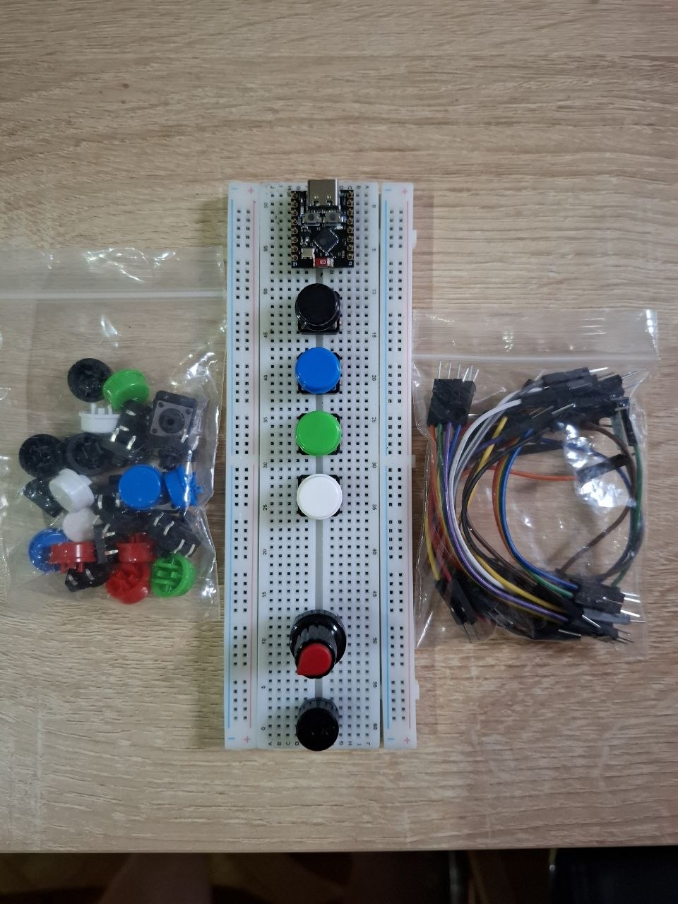 ESP32-C3 с макетной платой, кнопками, зумером и потенциометром