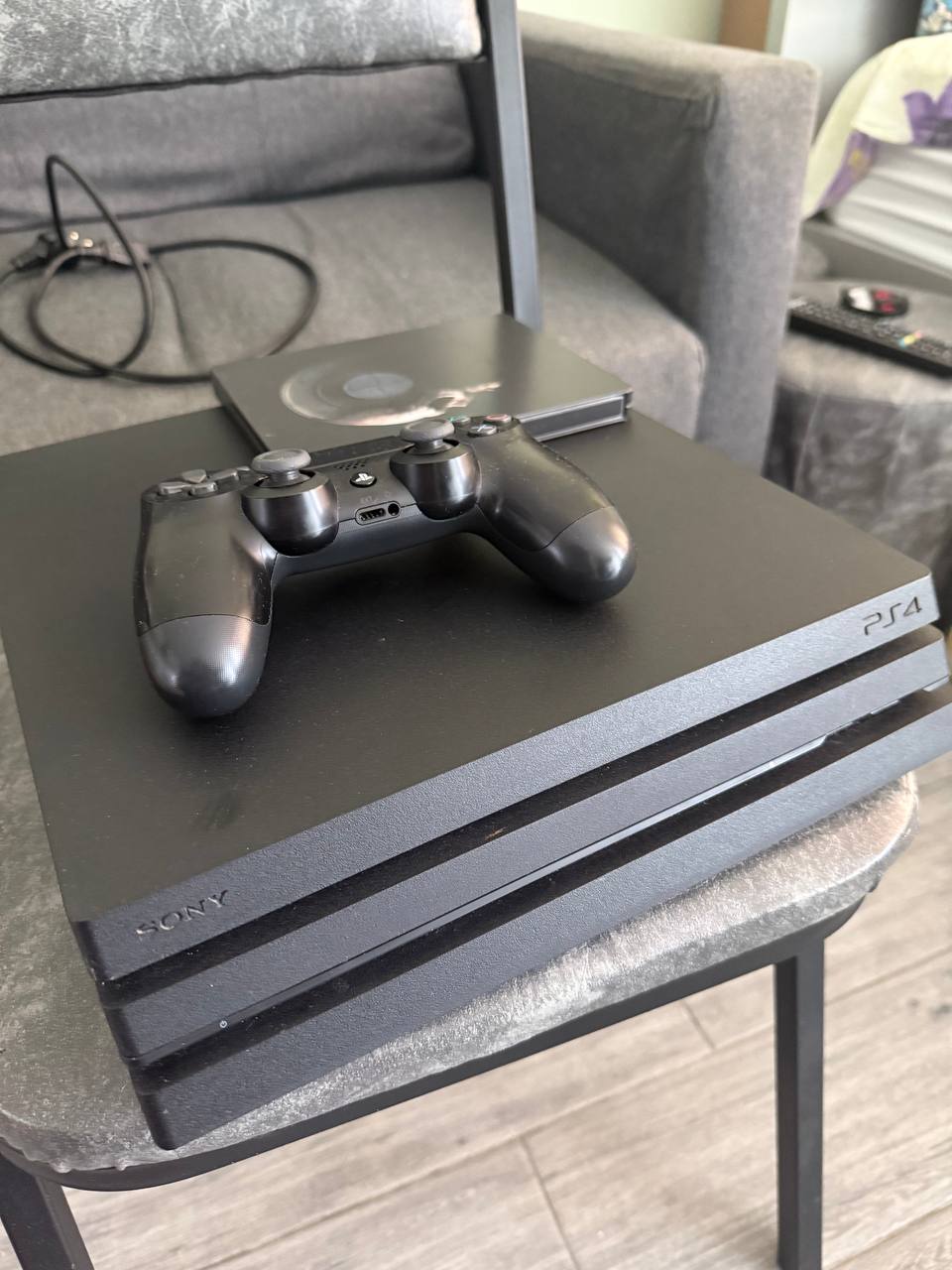 PlayStation 4 Pro 1TB с геймпадом