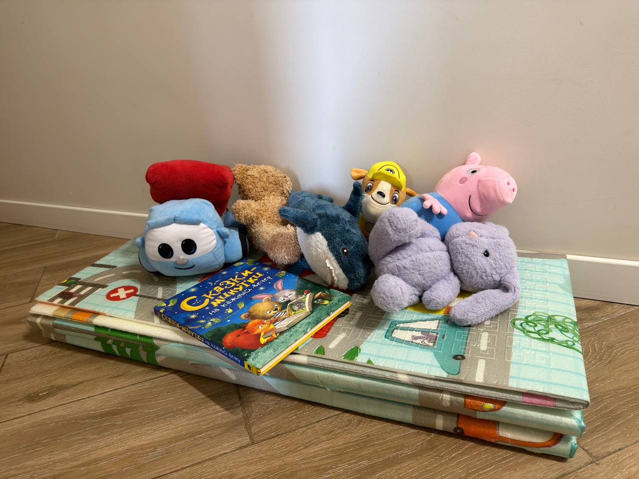 Лот: 6 мягких игрушек + книга сказок + большой коврик