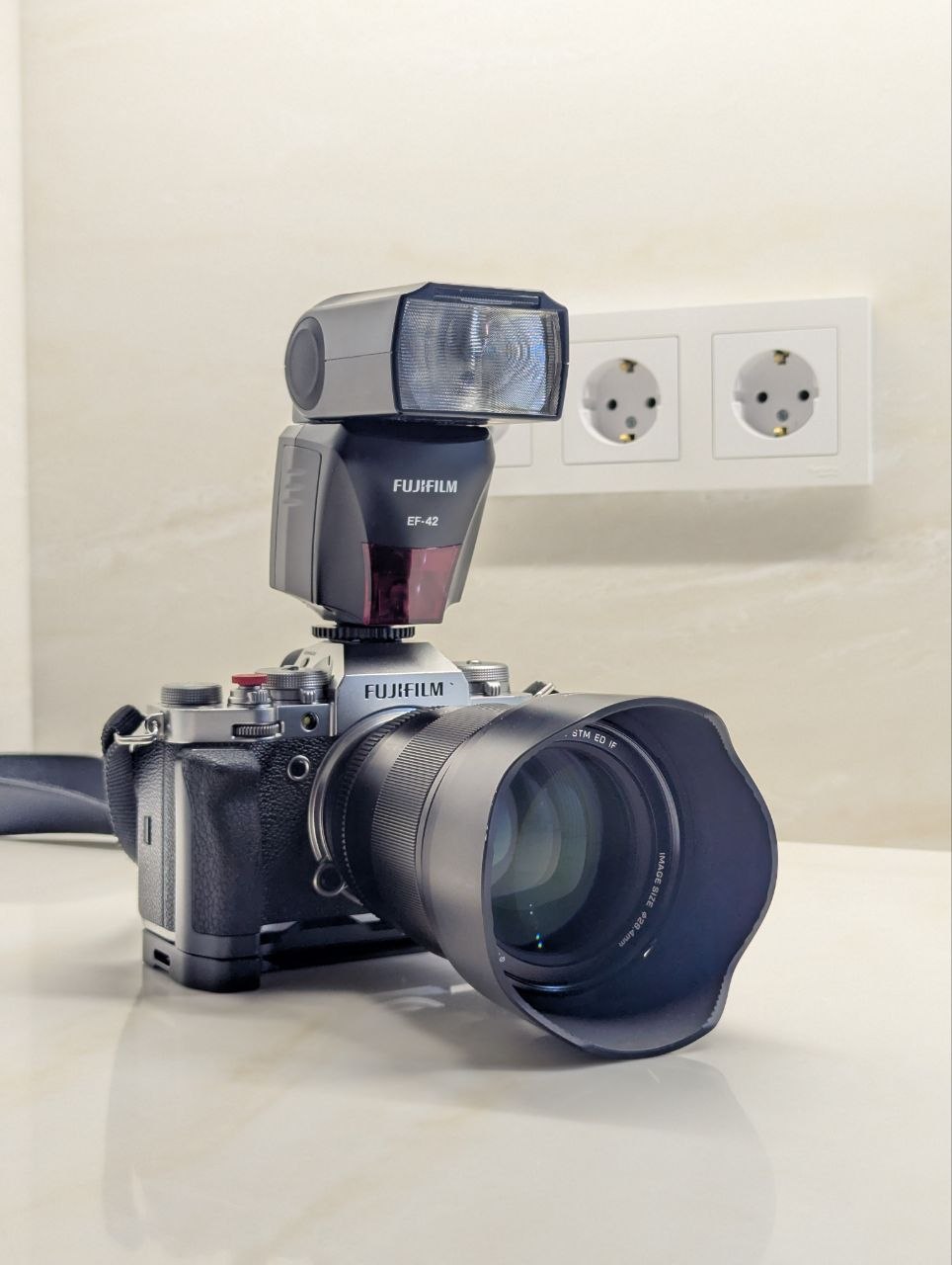 Fujifilm X-T4 + Viltrox 75mm f1.2 + Kit 15-45 + SmallRig + EF-42 + SD 128GB
