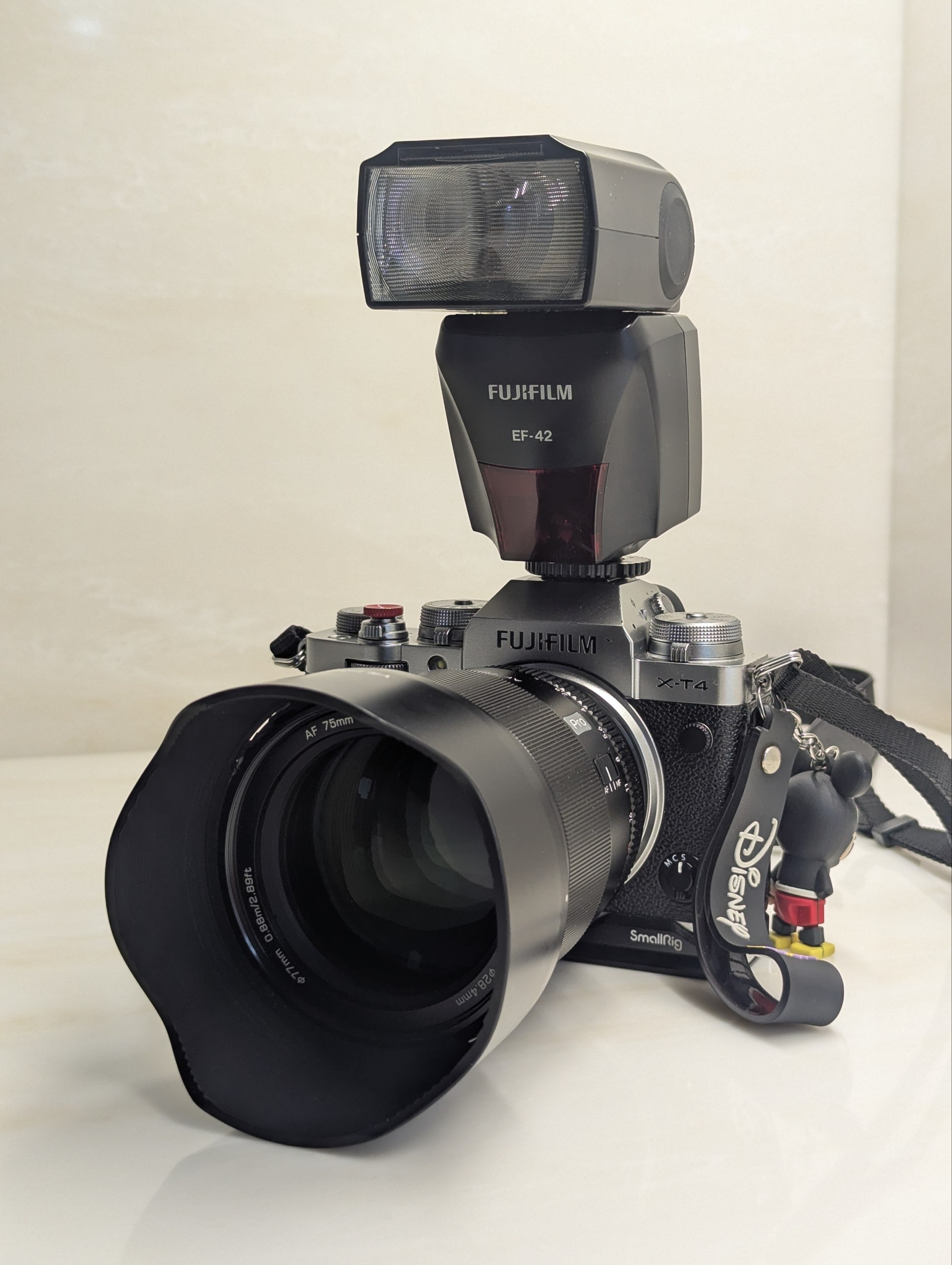 Fujifilm X-T4 + Viltrox 75mm f1.2 + Kit 15-45 + SmallRig + EF-42 + SD 128GB