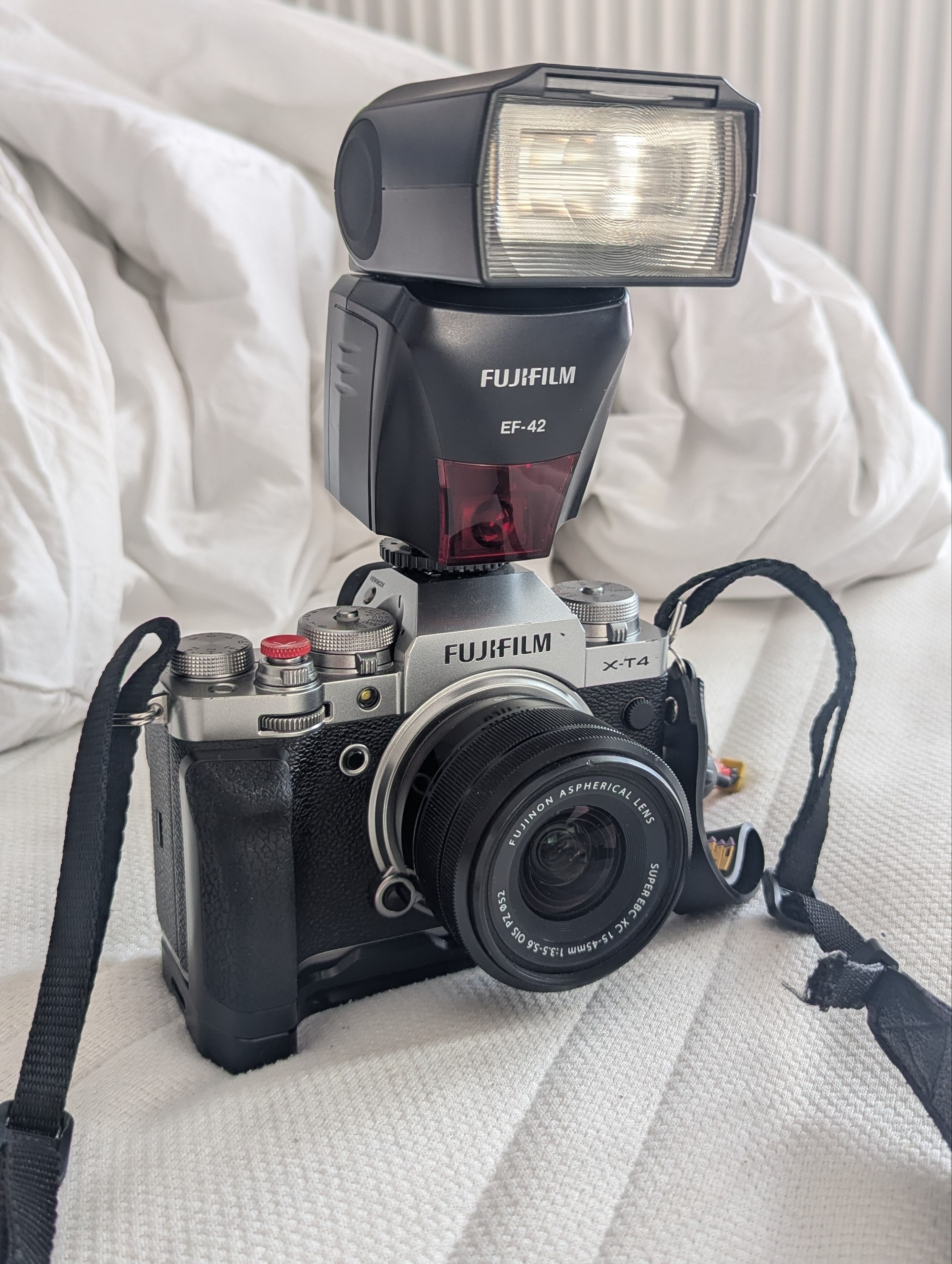 Fujifilm X-T4 + Viltrox 75mm f1.2 + Kit 15-45 + SmallRig + EF-42 + SD 128GB