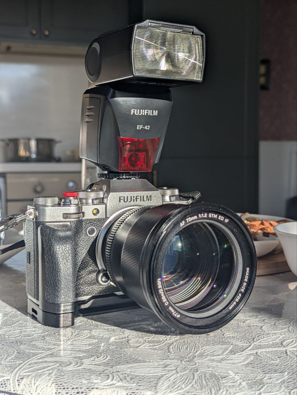 Fujifilm X-T4 + Viltrox 75mm f1.2 + Kit 15-45 + SmallRig + EF-42 + SD 128GB