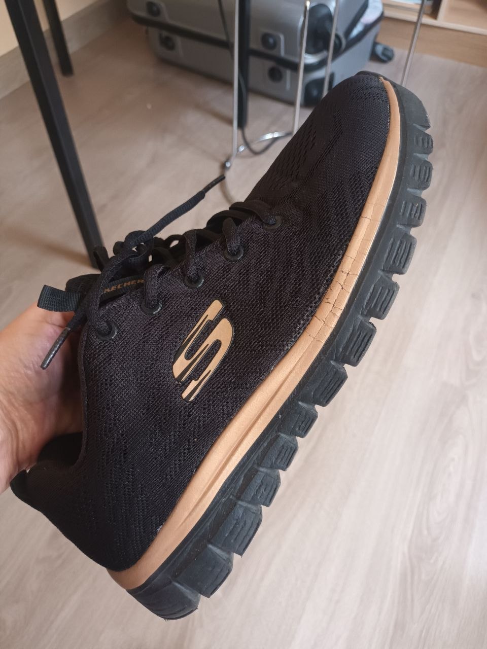 Женские кроссовки Skechers, стелька 27 см