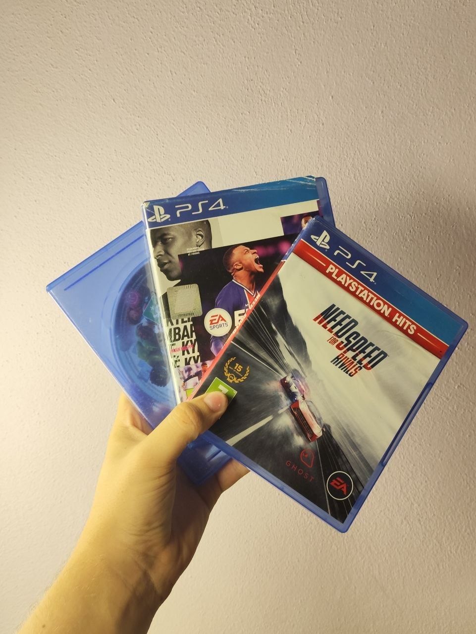 PlayStation 4 Pro (CUH-7208B) с 2 джойстиками и 3 играми