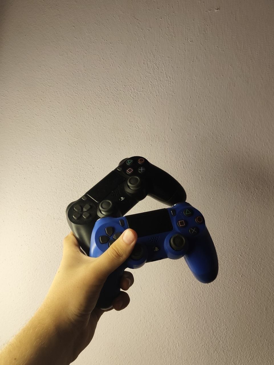 PlayStation 4 Pro (CUH-7208B) с 2 джойстиками и 3 играми