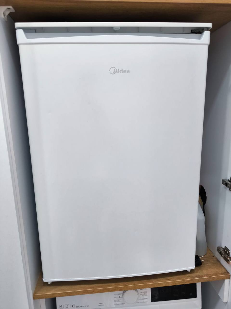 Однокамерный холодильник Midea с морозильной камерой, 93 л