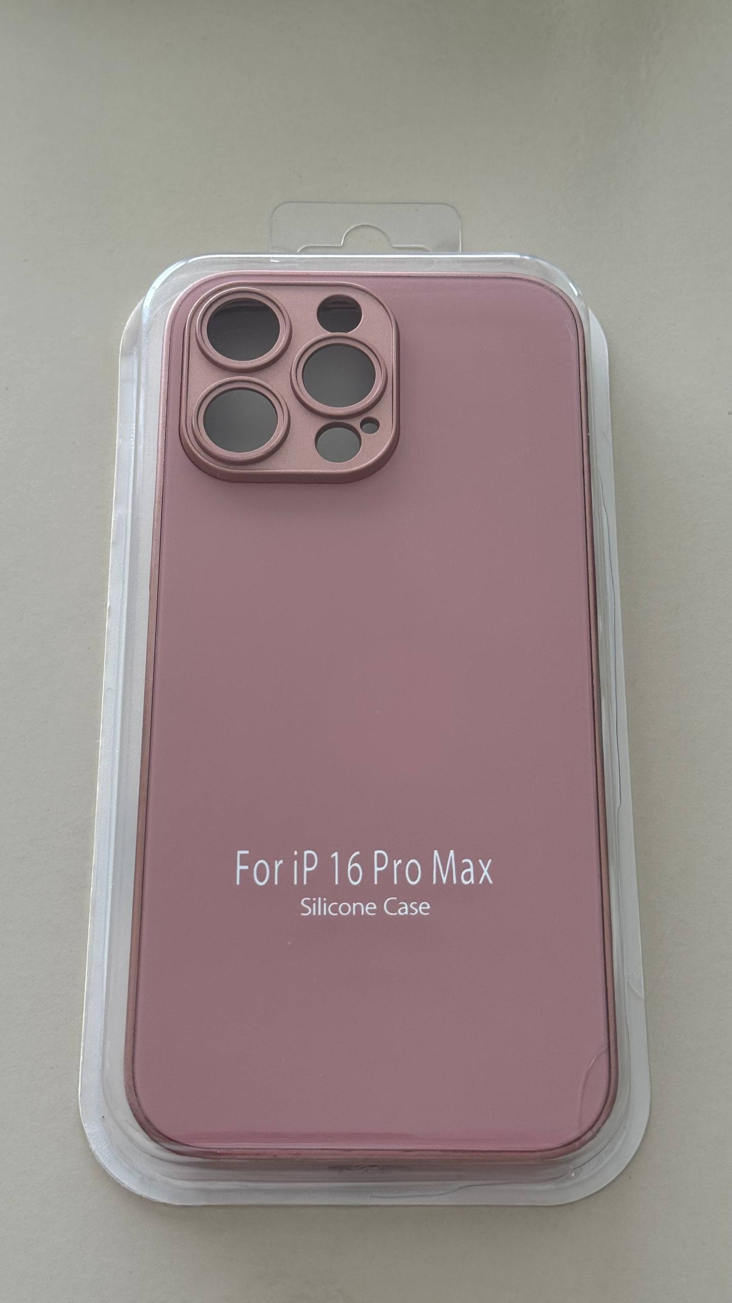 Чехол на iPhone 16 Pro Max с поддержкой зарядки