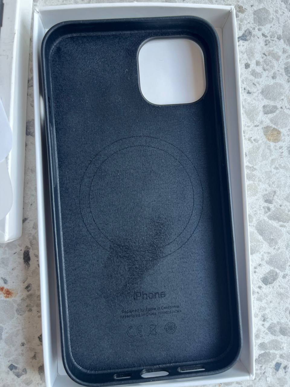 Оригинальный кожаный чехол на iPhone 13