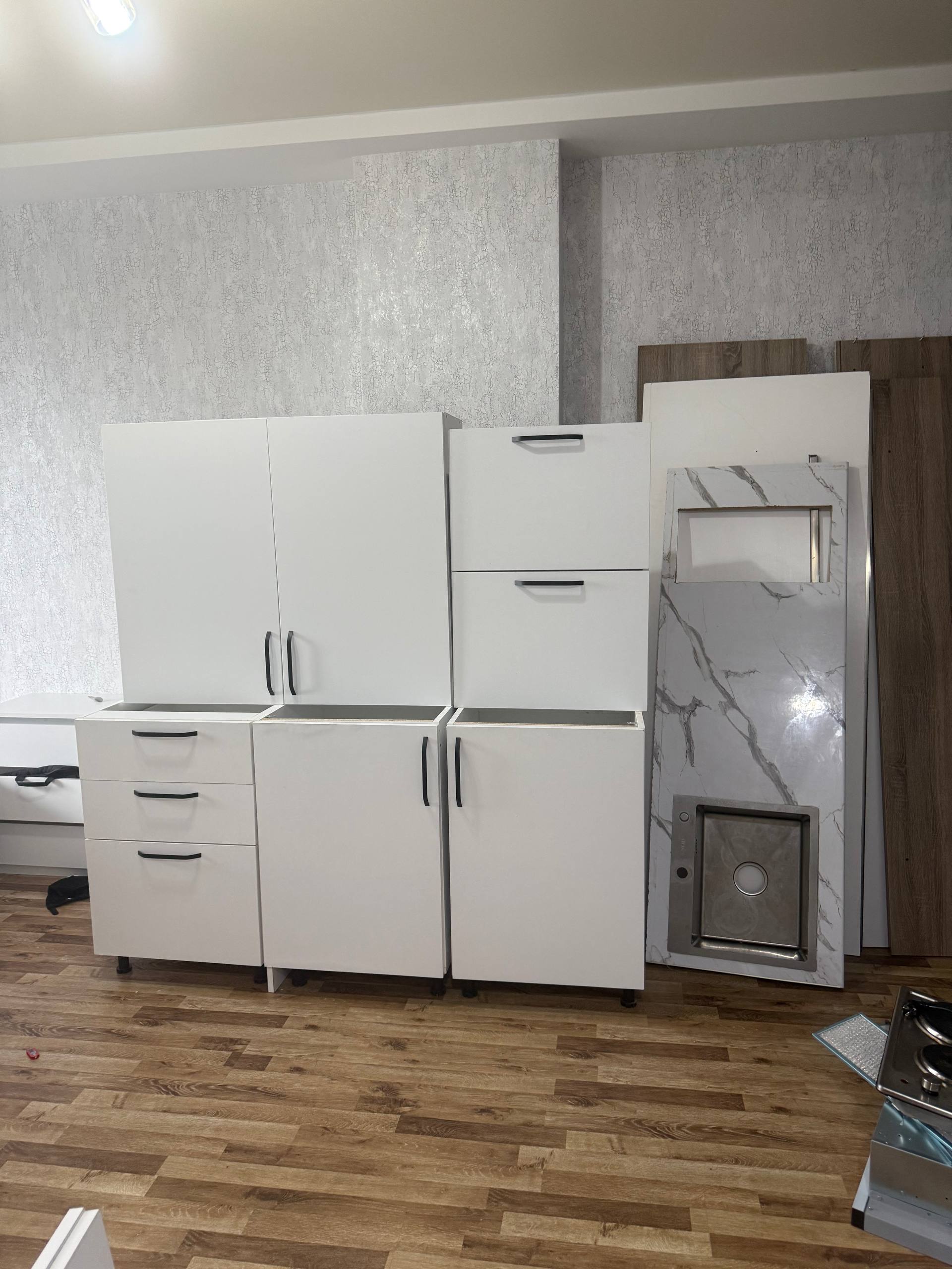 Кухня со столешницей, раковиной, смесителем, плитой на 2 конфорки и вытяжкой