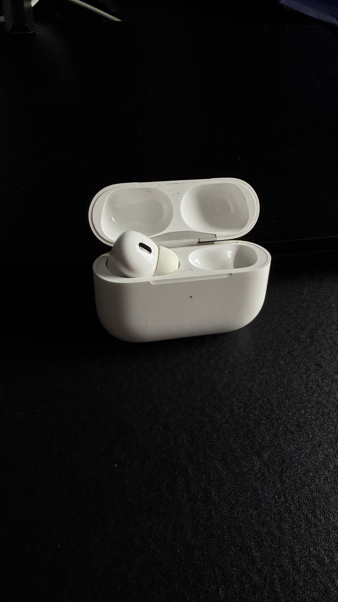 AirPods Pro 2 — левый наушник