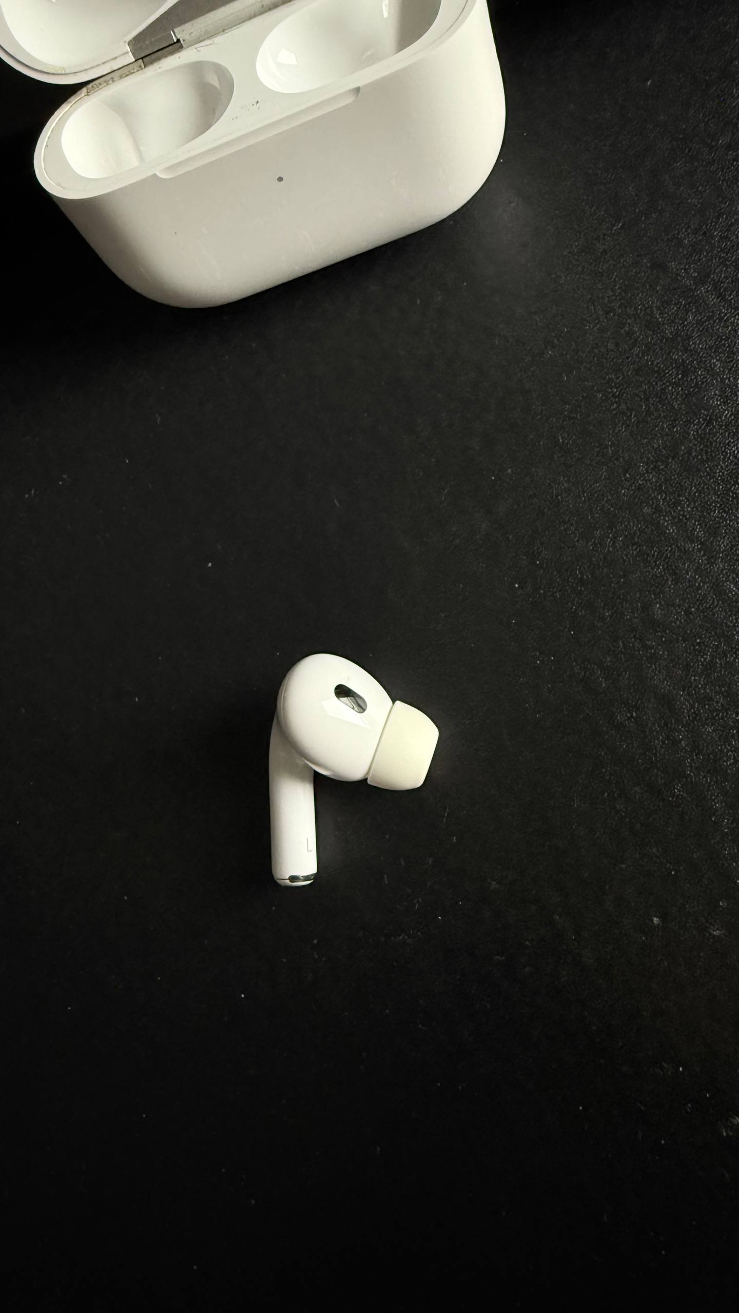 AirPods Pro 2 — левый наушник