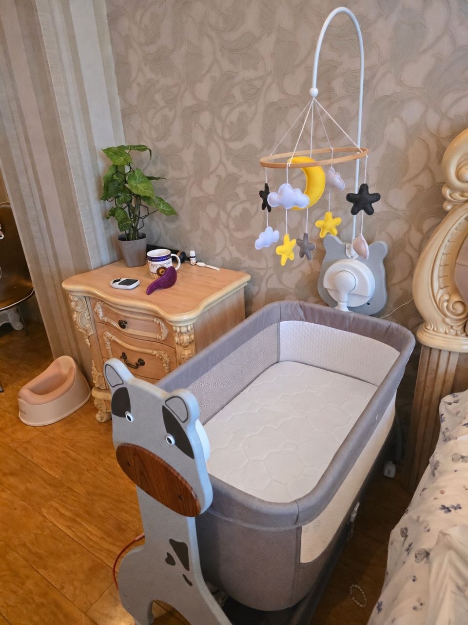 Кроватка для малыша с матрасиком и мобилем