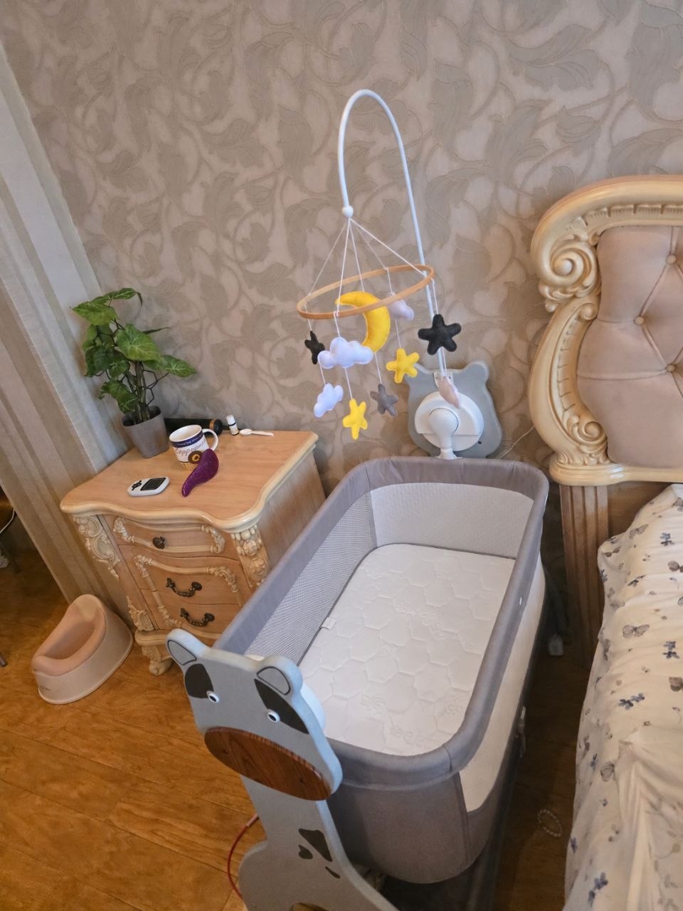 Кроватка для малыша с матрасиком и мобилем