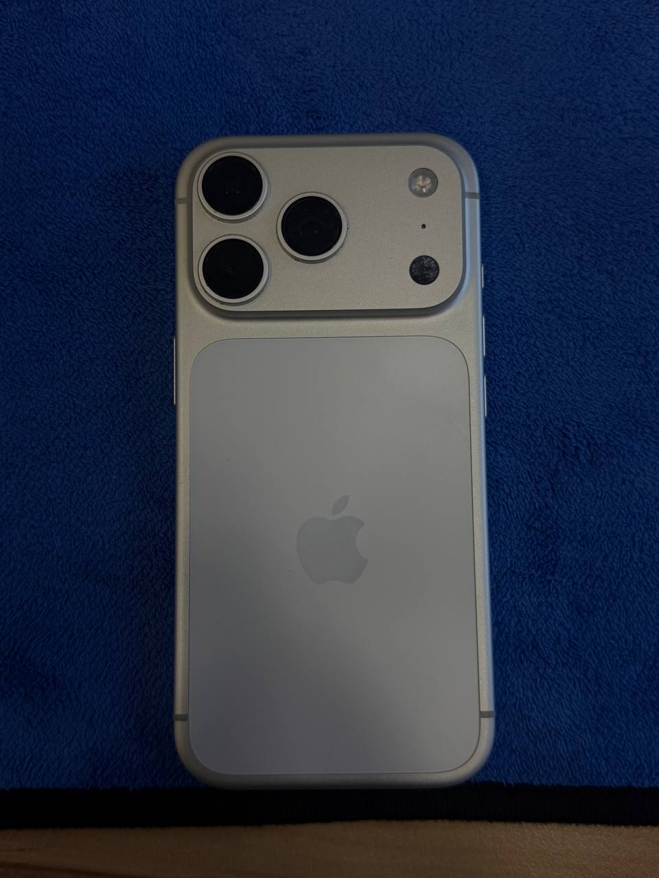 iPhone 17 Pro, физическая SIM, 92% аккумулятор