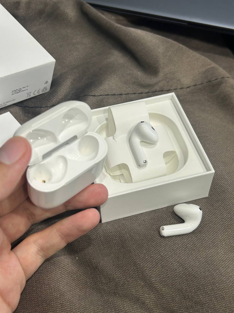 Apple AirPods 4 ANC