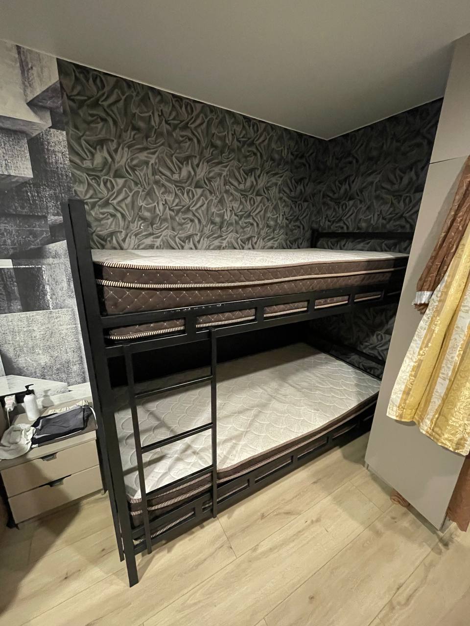 Двухъярусная кровать с матрасами, 2×1 м