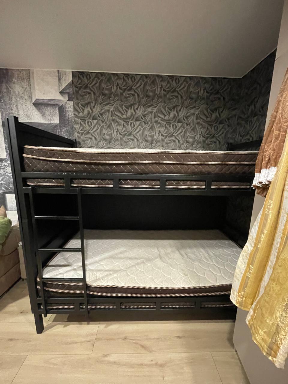 Двухъярусная кровать с матрасами, 2×1 м
