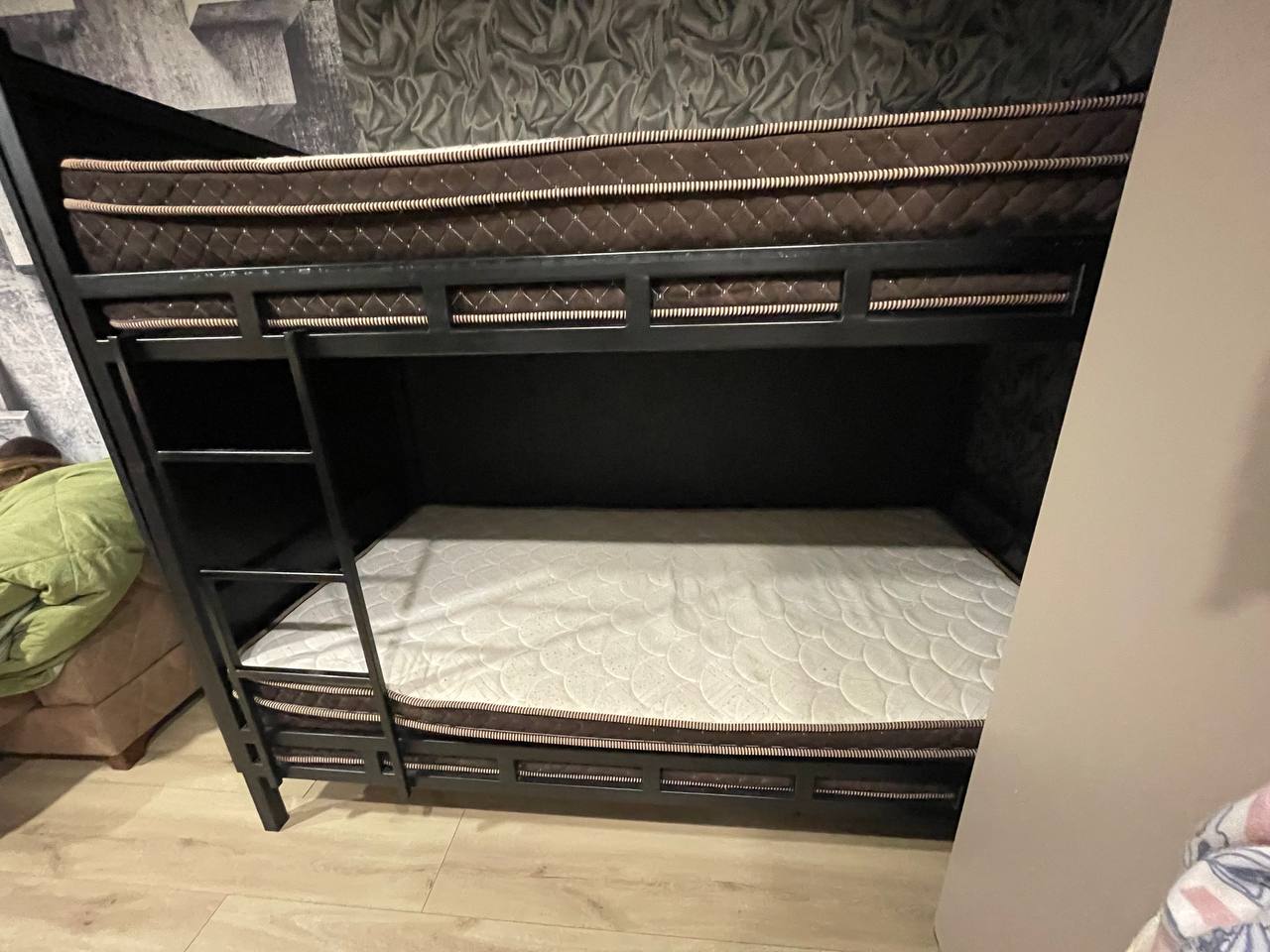Двухъярусная кровать с матрасами, 2×1 м