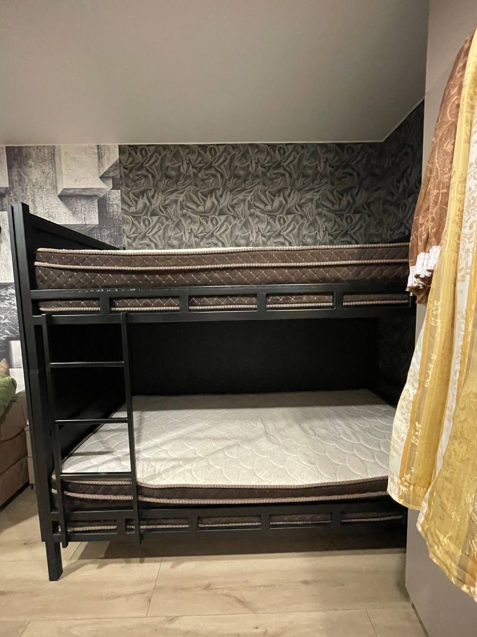 Двухъярусная кровать с матрасами, 2×1 м