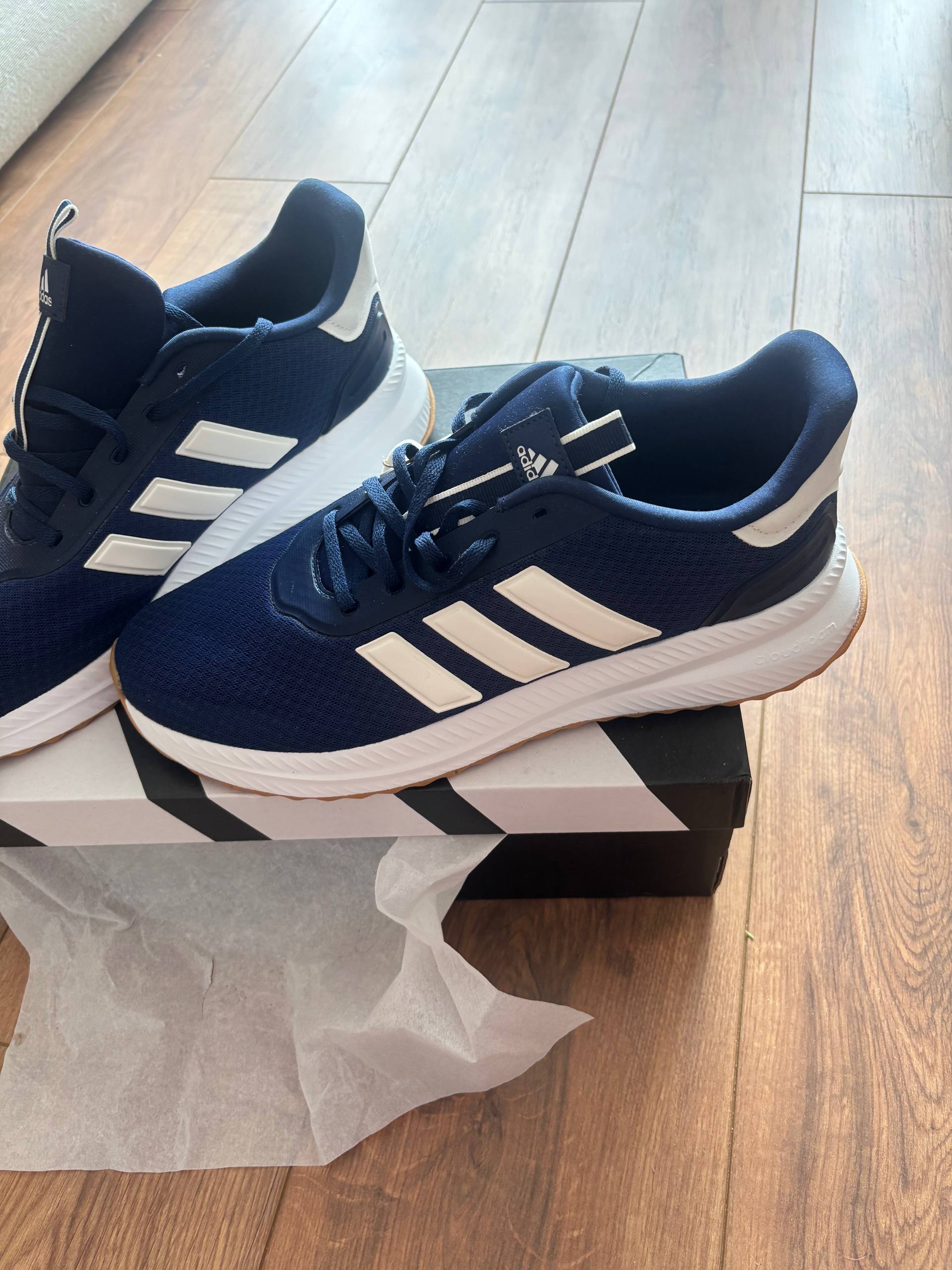 Кроссовки Adidas новые 44 размер