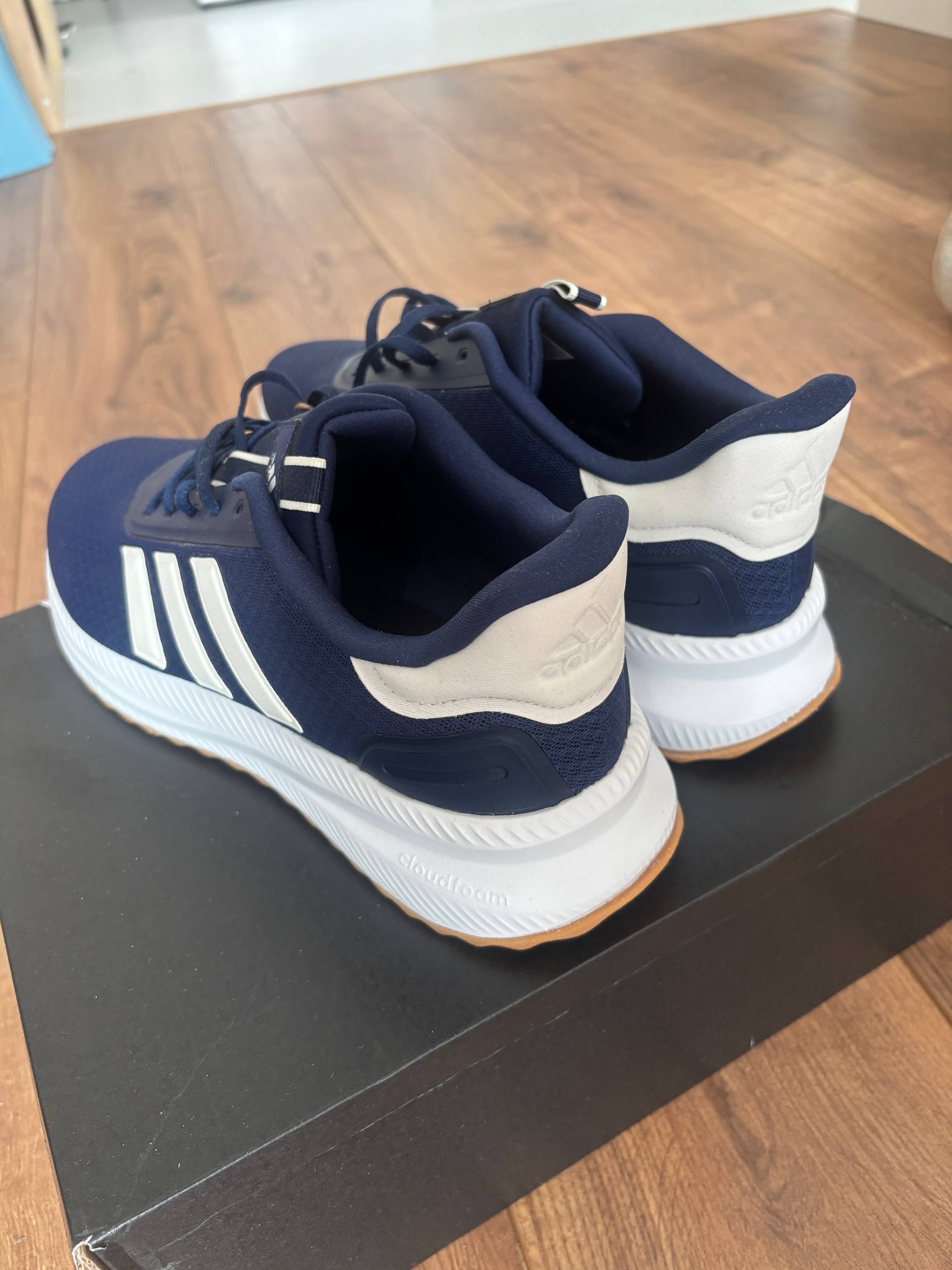 Кроссовки Adidas новые 44 размер