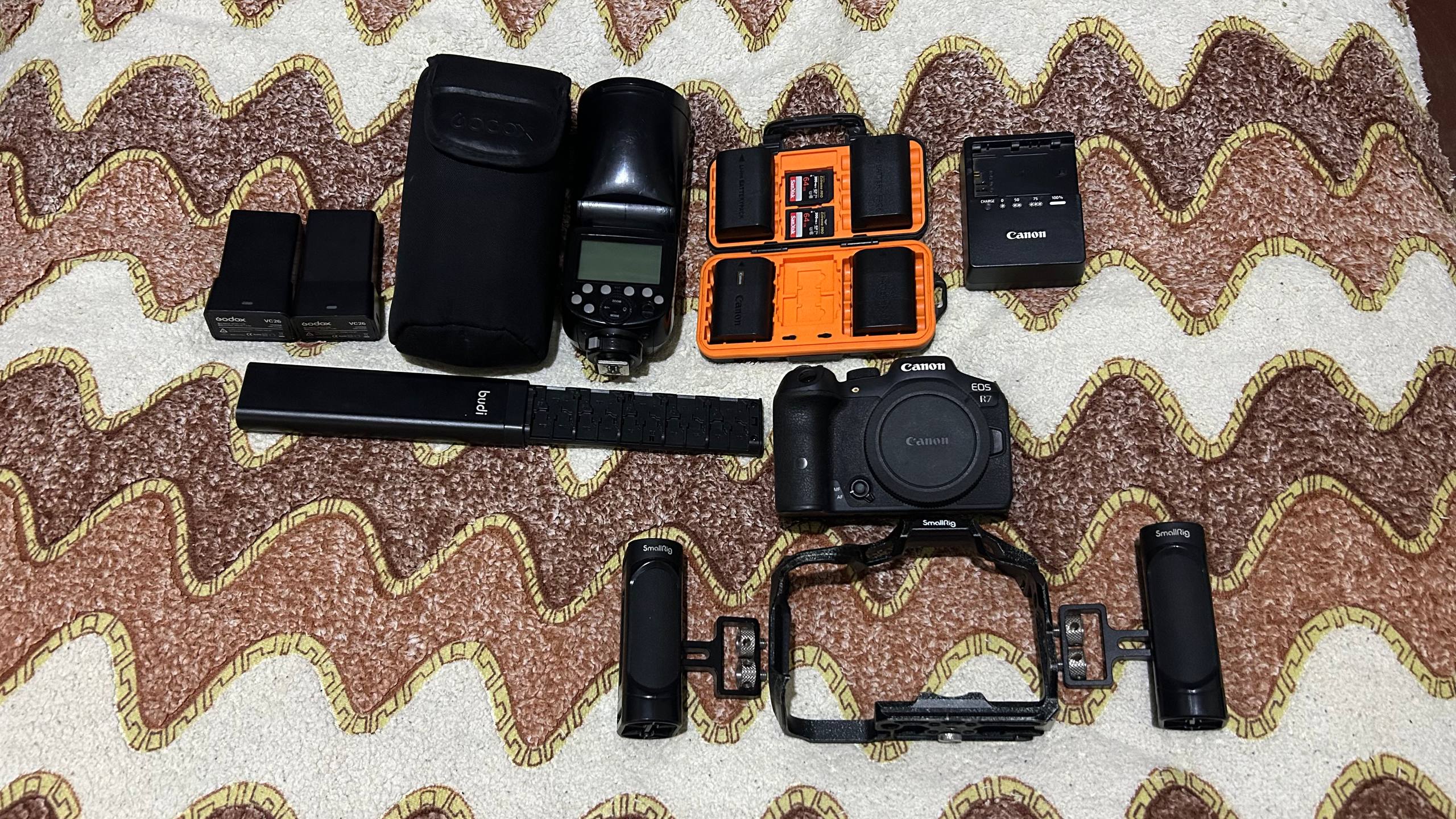 Фотоаппарат Canon R7 с клеткой Smallrig Black Mamba