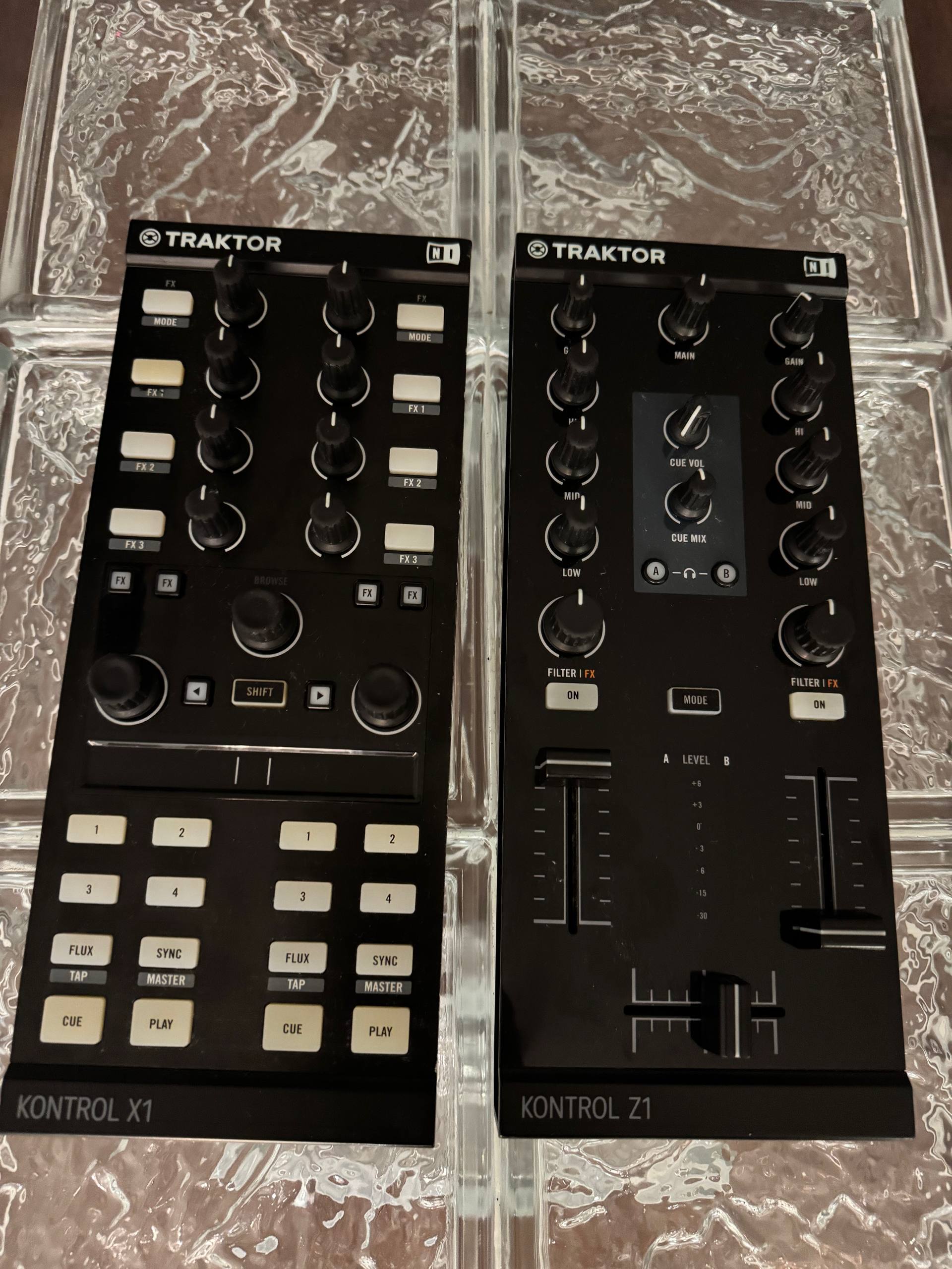 Traktor Kontrol X1 + Traktor Kontrol Z1 (комплект)