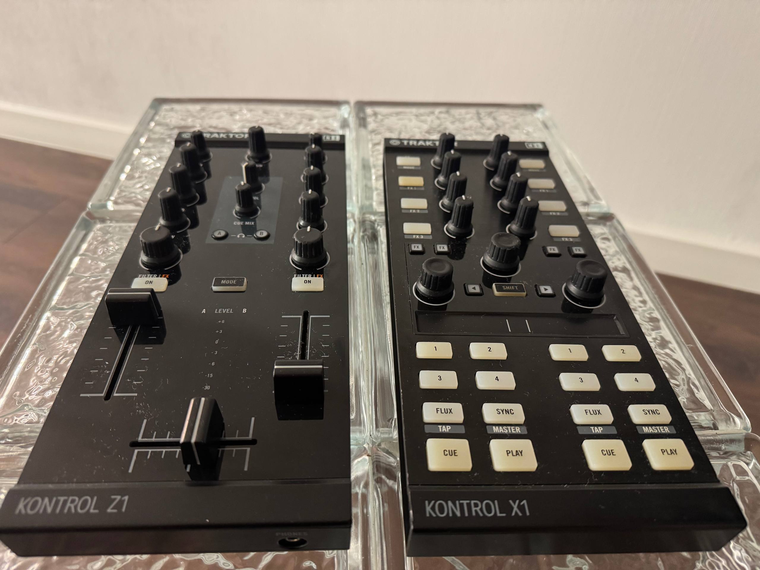 Traktor Kontrol X1 + Traktor Kontrol Z1 (комплект)