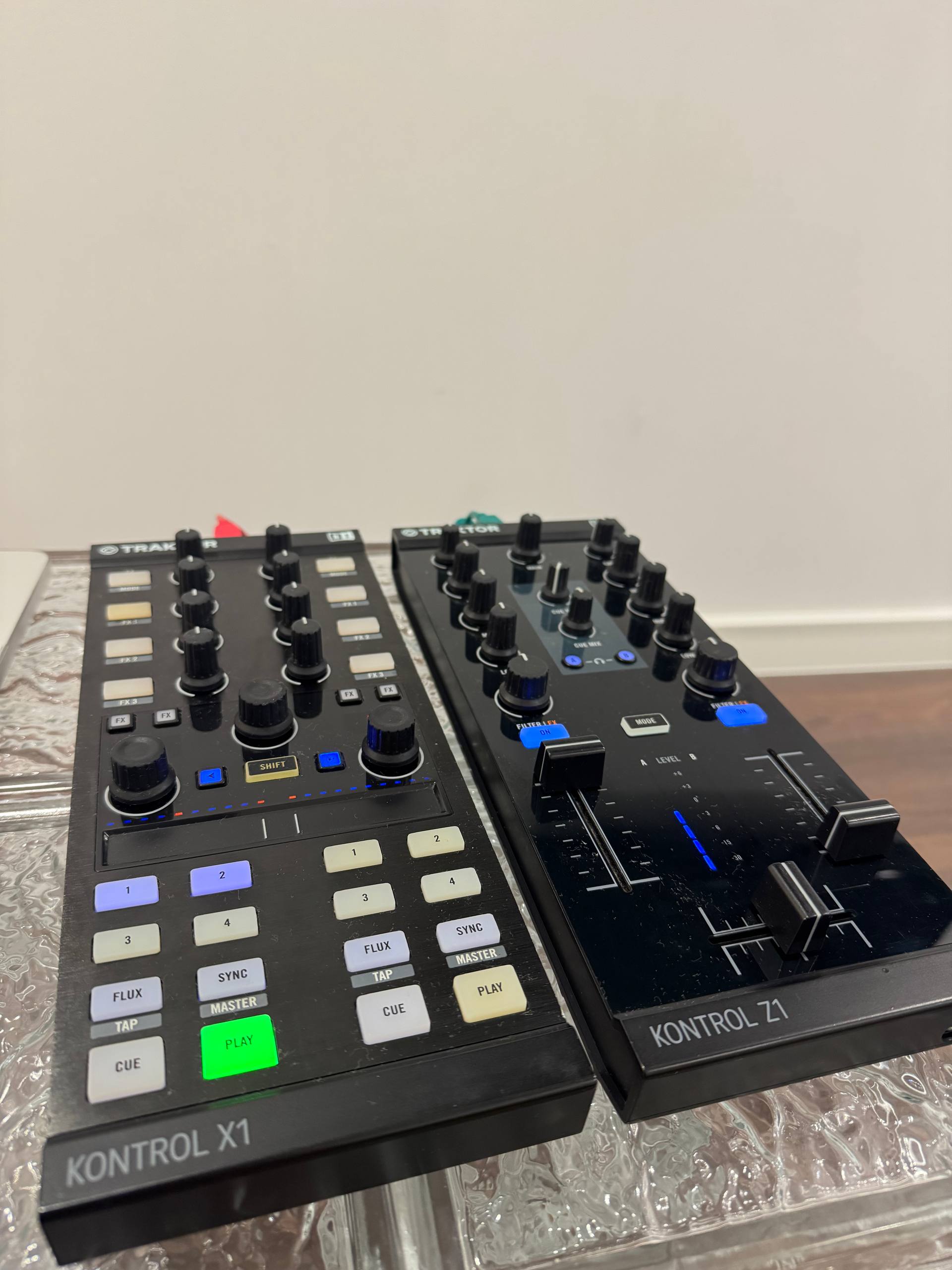 Traktor Kontrol X1 + Traktor Kontrol Z1 (комплект)