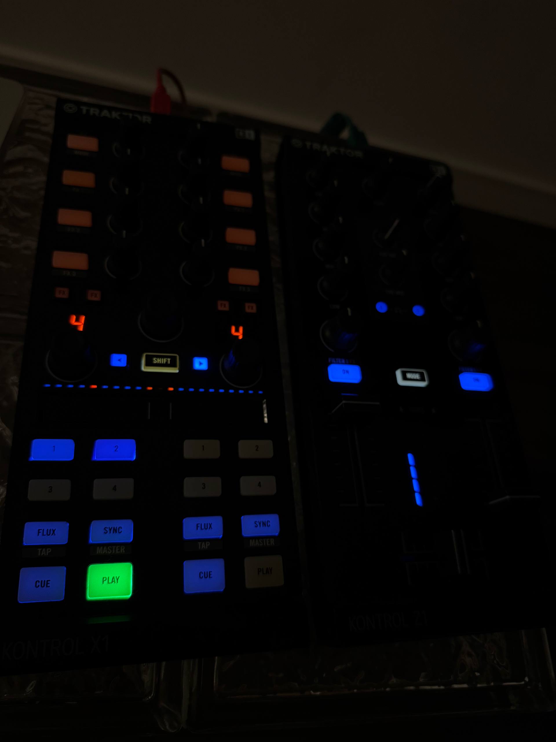 Traktor Kontrol X1 + Traktor Kontrol Z1 (комплект)