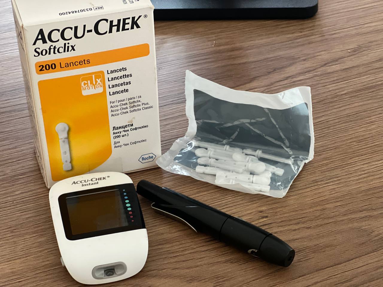 Глюкометр Accu-Chek Instant с ручкой Softclix