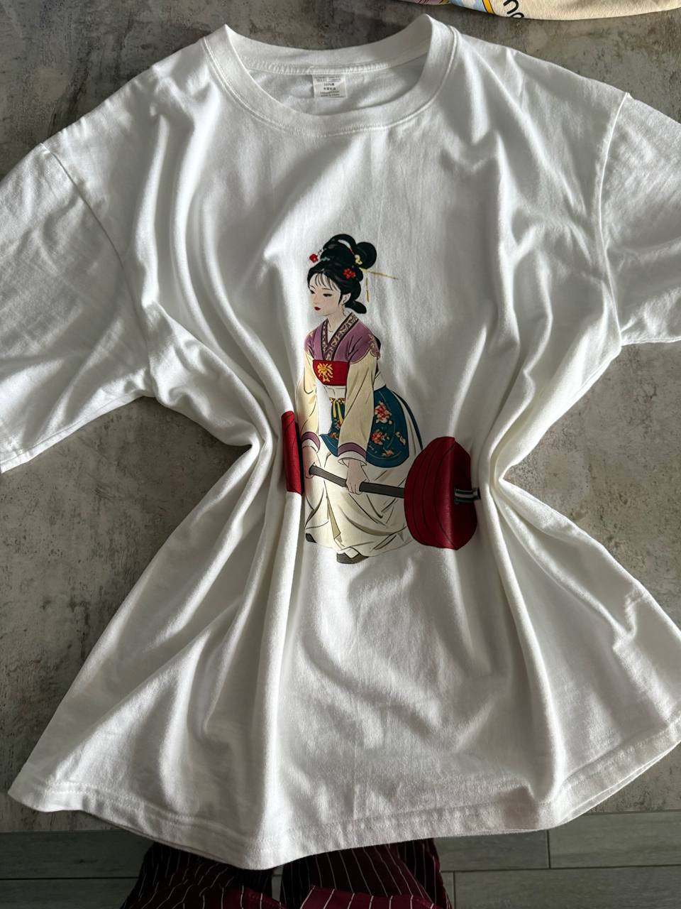 Белая футболка с принтом девушки со штангой, 2XL