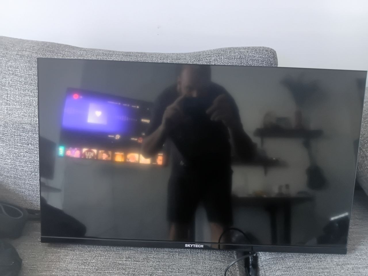 Телевизор с креплением и Start TV