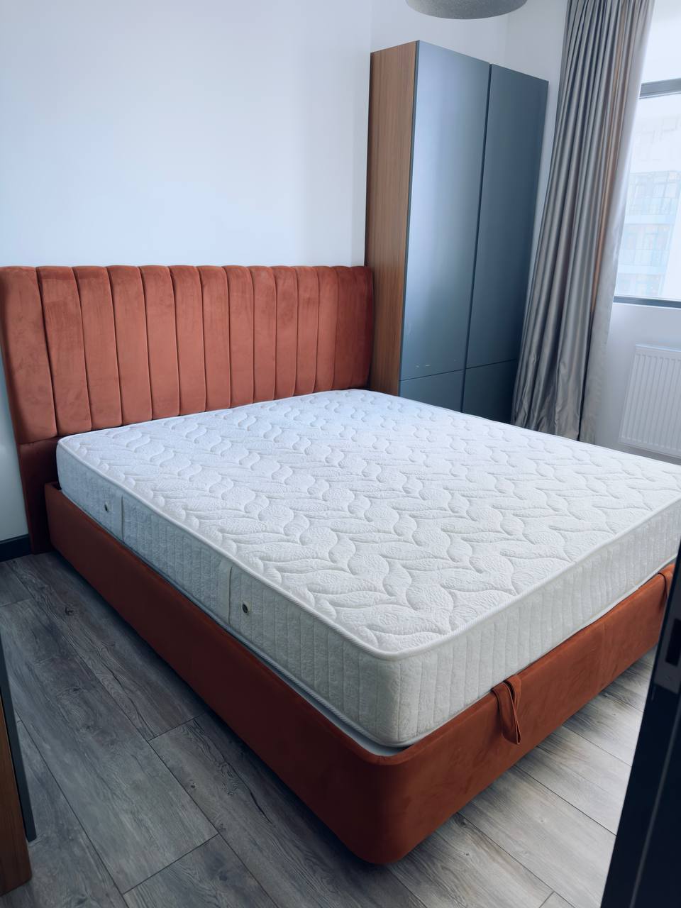 Двуспальная кровать king size с матрасом, подъемный механизм