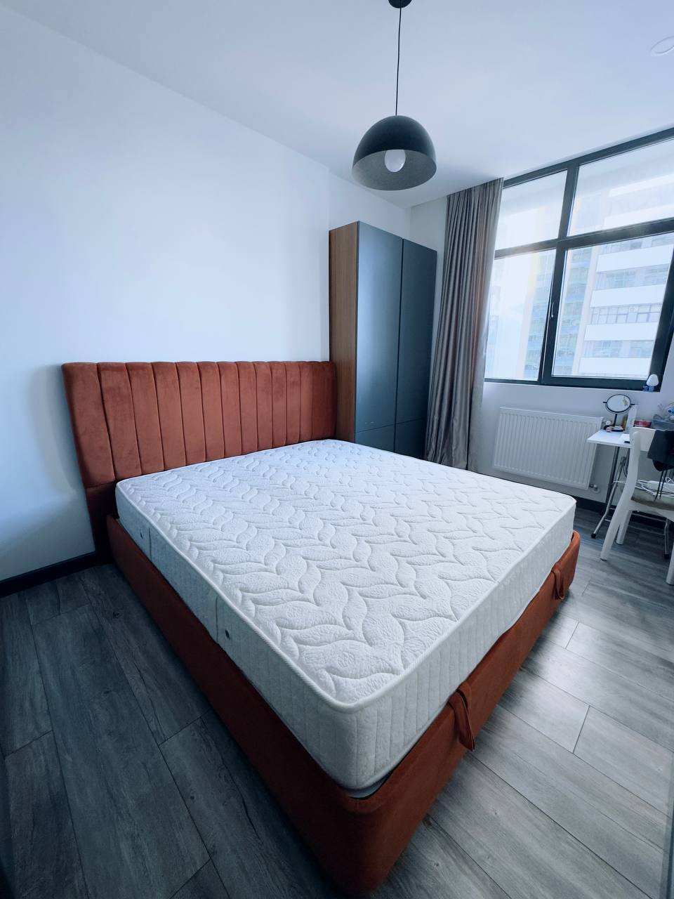 Двуспальная кровать king size с матрасом, подъемный механизм