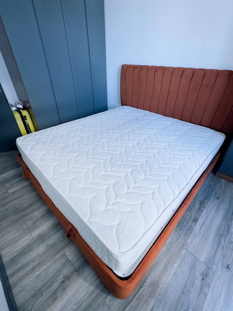 Двуспальная кровать king size с матрасом, подъемный механизм