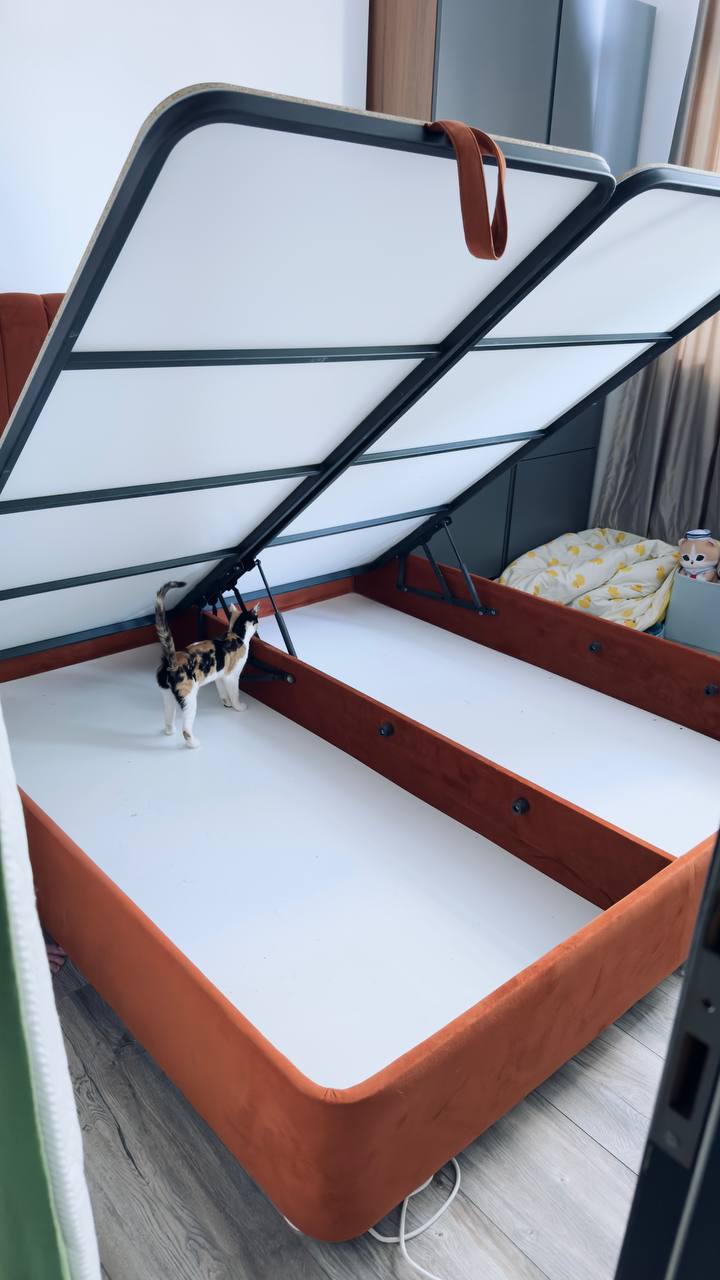 Двуспальная кровать king size с матрасом, подъемный механизм