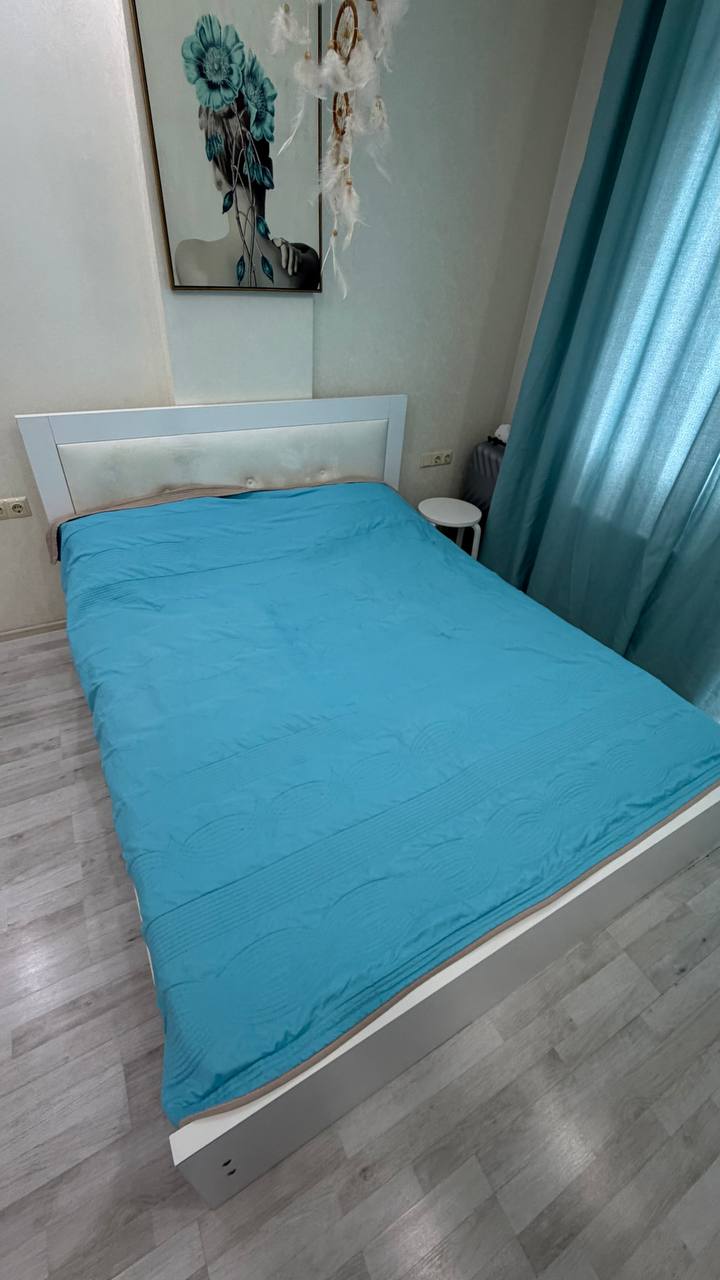 Кровать с матрасом 2м × 1,6м