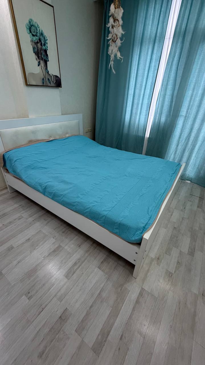 Кровать с матрасом 2м × 1,6м
