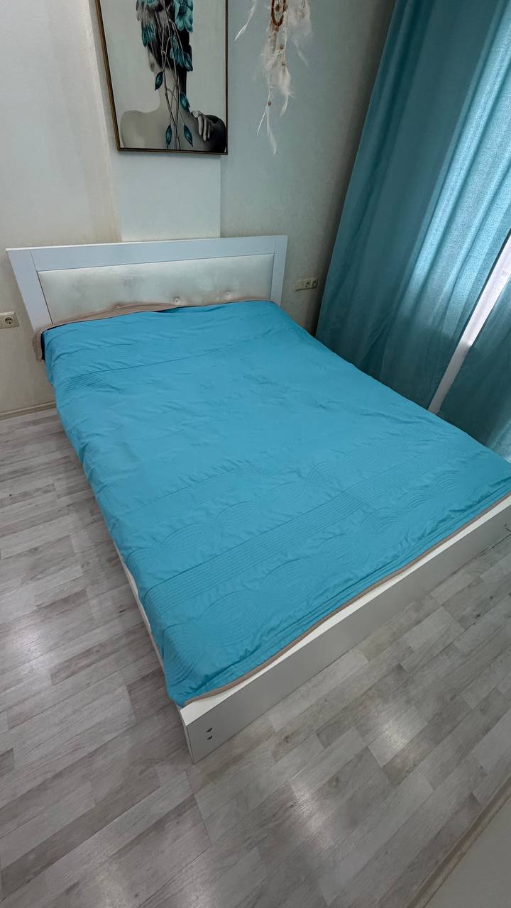 Кровать с матрасом 2м × 1,6м