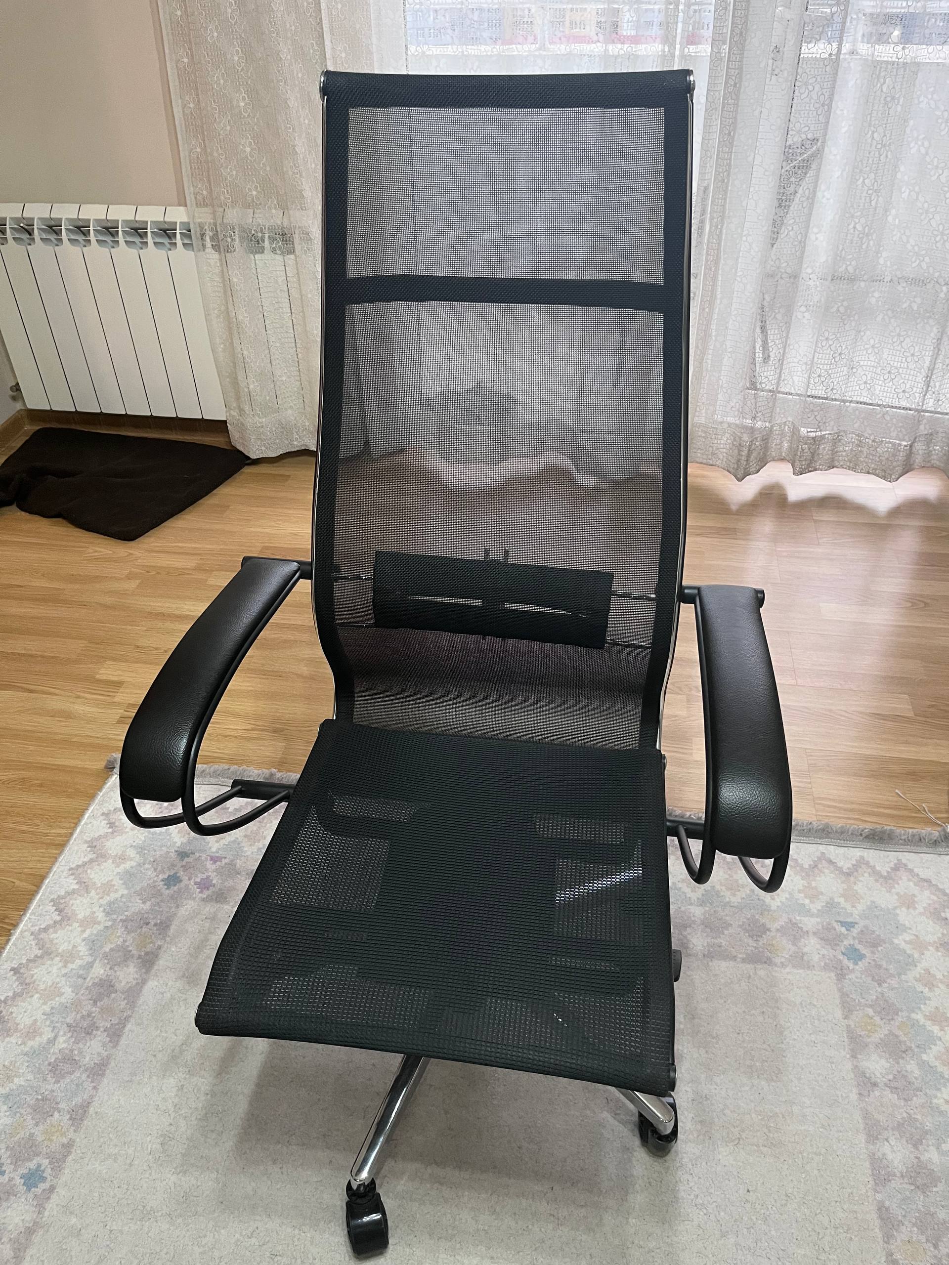 Компьютерное кресло с сетчатой спинкой и механизмом качания